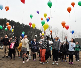 薬利小学校・風船飛ばし