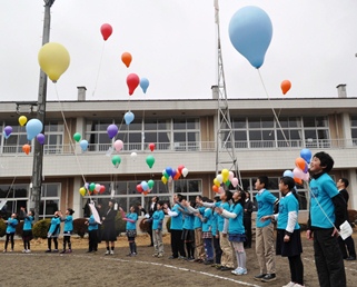 小川南小学校・風船飛ばし