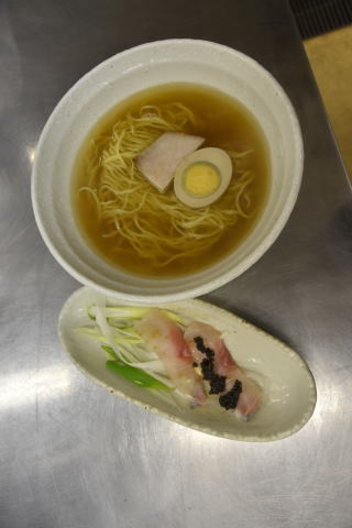 黄金のチョウザメラーメン