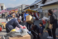 賑わいをみせる露店