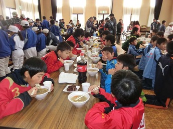 新年交流会会食の様子