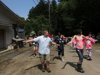 田植えダンス　よさこいの仲間と輪になってダンス　中央がマイク